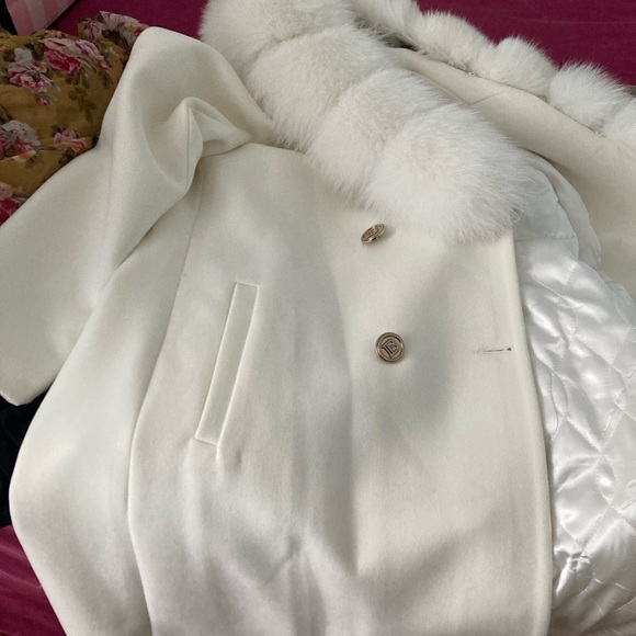 White, elegant, modern cashmere coat with detachable, real fur collar - Picture 4 of 6